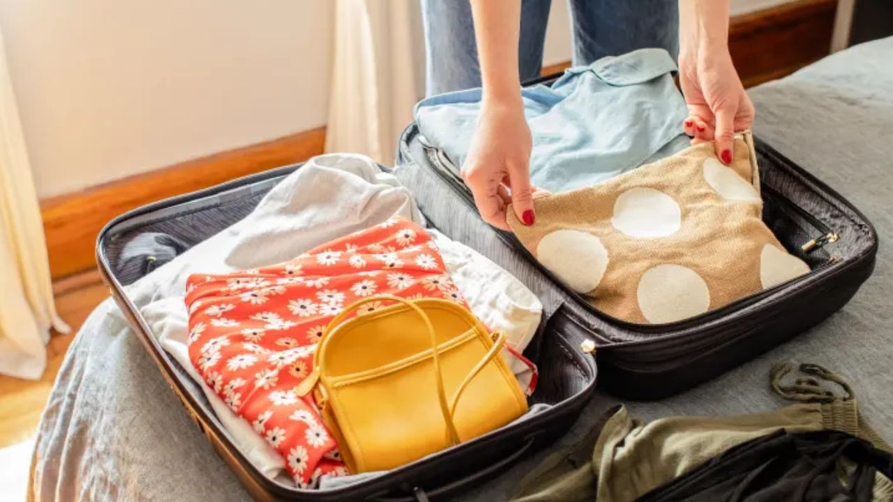 ఒకే దుస్తువుతో ఒకేసారి విభిన్న వాడుకల కోసం పని చేసే దుస్తులను ఎంచుకోండి. ఉదాహరణకు ఒక చుట్టు స్కార్ఫ్, బీచ్ కవర్-అప్, లేదా దుప్పటి ఉపయోగించవచ్చు. లెగ్గింగ్‌లు వర్కౌట్‌కి మాత్రమే కాకుండా సాధారణ దుస్తులకూ పనికొస్తాయి.