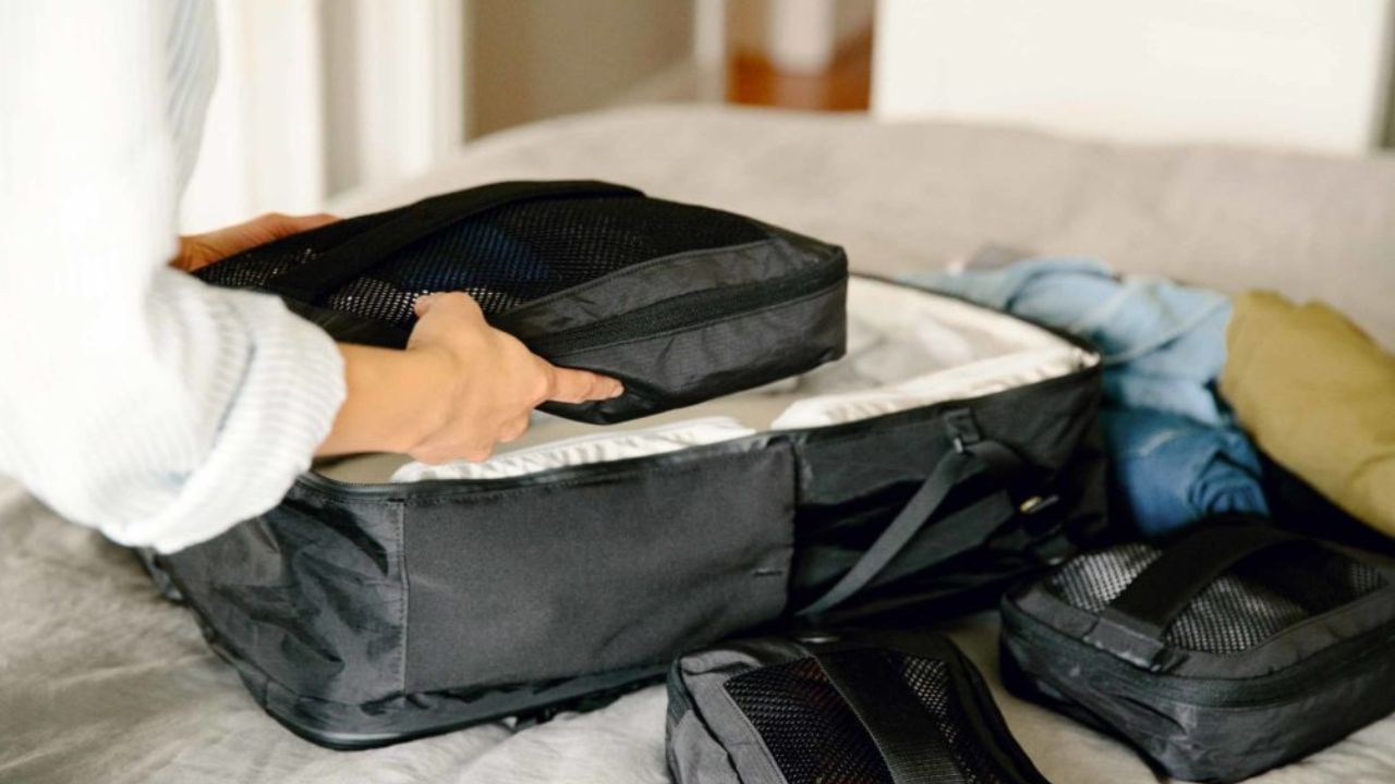 కంప్రెషన్ ప్యాకింగ్ క్యూబ్స్ వాడండి. ఇవి మీ బ్యాగ్‌లో ఎక్కువ స్థలాన్ని కల్పిస్తాయి. కంప్రెషన్ క్యూబ్స్ మీ సూట్‌కేస్‌లో తక్కువ స్థలంలో ఎక్కువ వస్తువులను సర్దుకోగలిగేలా చేస్తాయి. ఇది మీ సామానును సర్దుకోవడంలో సహాయపడుతుంది. మీరు క్రమంగా పెట్టుకున్నట్లు ఉంటుంది.