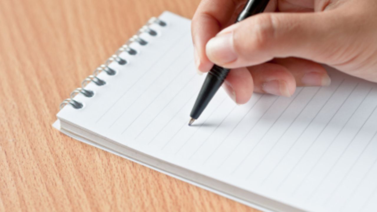 బ్యాగ్ సర్దేముందు ఒక ప్యాకింగ్ లిస్ట్ ను తయారు చేసుకోవడం అవసరం. ఇలా చేయడం వల్ల ఏది కూడా మర్చిపోము. ప్రతి అవసరమైన వస్తువును సర్దుకోవడంలో సహాయపడుతుంది ఈ లిస్ట్. బట్టలు, టాయిలెట్రీలు, గాడ్జెట్‌లను వేరు చేసి లిస్ట్ లో పెట్టుకుంటే చివరి వరకు క్రమబద్ధంగా ఉంటారు.