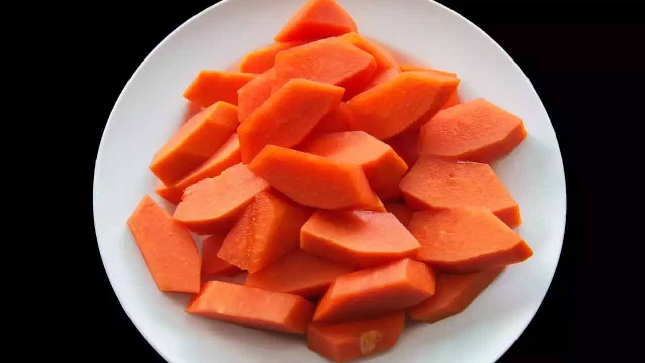 విటమిన్లు ఎ, బి, సి లతో సమృద్ధిగా ఉన్న బొప్పాయిలో యాంటీఆక్సిడెంట్లు పుష్కలంగా ఉంటాయి. అందువల్ల, మీ ఆహారంలో బొప్పాయిని చేర్చుకోవడం వల్ల మీ చర్మంపై ముడతలు, గీతలను వదిలించుకోవచ్చు. బొప్పాయి ప్రోటీయోలైటిక్ ఎంజైమ్‌లు, పపైన్, చైమోపాపైన్, యాంటీ బాక్టీరియల్, యాంటీ ఫంగల్, యాంటీవైరల్ లక్షణాలను కలిగి ఉంటాయి. ఇవి చర్మ సంరక్షణకు కీలకమైనవి. 
