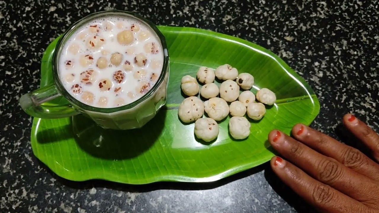 పాలలో నానబెట్టిన మఖానా తీసుకోవటం వల్ల ఒత్తిడి తగ్గి నిద్ర నాణ్యత పెరుగుతుంది. అంతేకాదు... యాంటీ ఆక్సిడెంట్స్ పుష్కలంగా అందుతాయి. దీంతో చర్మం యవ్వనంగా కాంతివంతంగా మారుతుంది. వృద్ధాప్య లక్షణాలను దూరం చేస్తుంది.