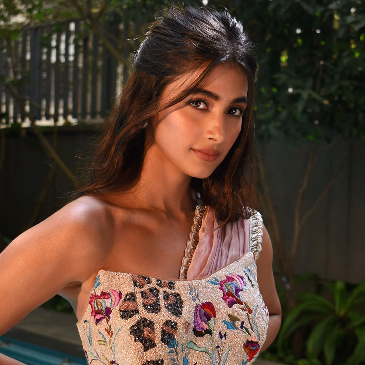 కొన్నాళ్లుగా సినిమాలకు దూరంగా ఉంటుంది హీరోయిన్ పూజా హెగ్డే. అటు హిందీలో.. ఇటు తెలుగు, తమిళంలో ఎలాంటి ప్రాజెక్ట్స్ చేయకుండా సైలెంట్ అయ్యింది. అటు సోషల్ మీడియాలో మాత్రం ఎప్పుడో ఒక పోస్ట్ చేస్తూ నెటిజన్లను ఆకట్టుకుంటుంది.