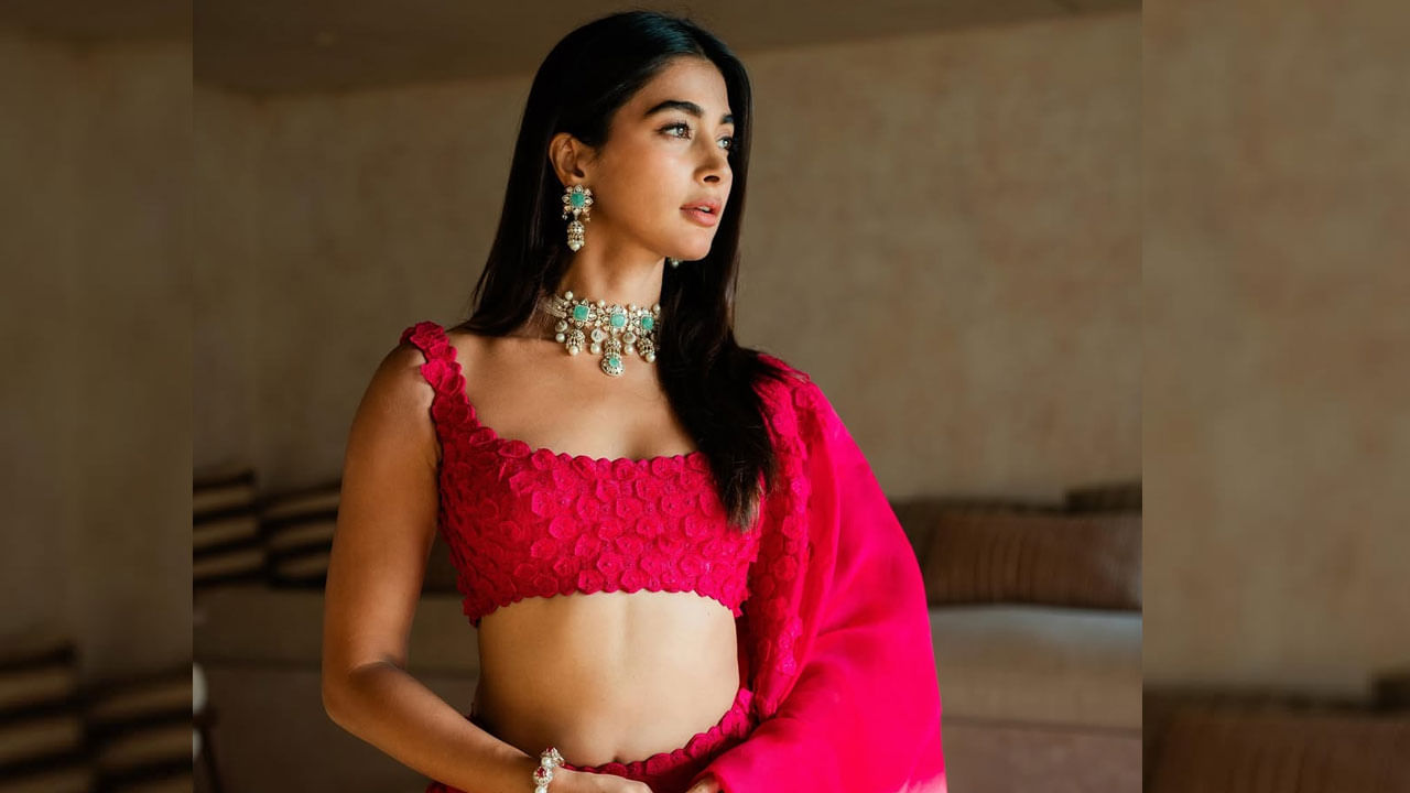 అందాల ముద్దుగుమ్మ పూజా హెగ్దే గురించి ఎంత చెప్పినా తక్కువే. టాలీవుడ్‌లో వరస సినిమాలు చేసి మంచి ఫేమ్ సంపాదించుకుంది ఈ అమ్మడు. కానీ ఈ బ్యూటీ చేసిన చాలా సినిమాలు ఫ్లాప్ కావడంతో, తెలుగు ఇండస్ట్రీకి దూరమైంది.