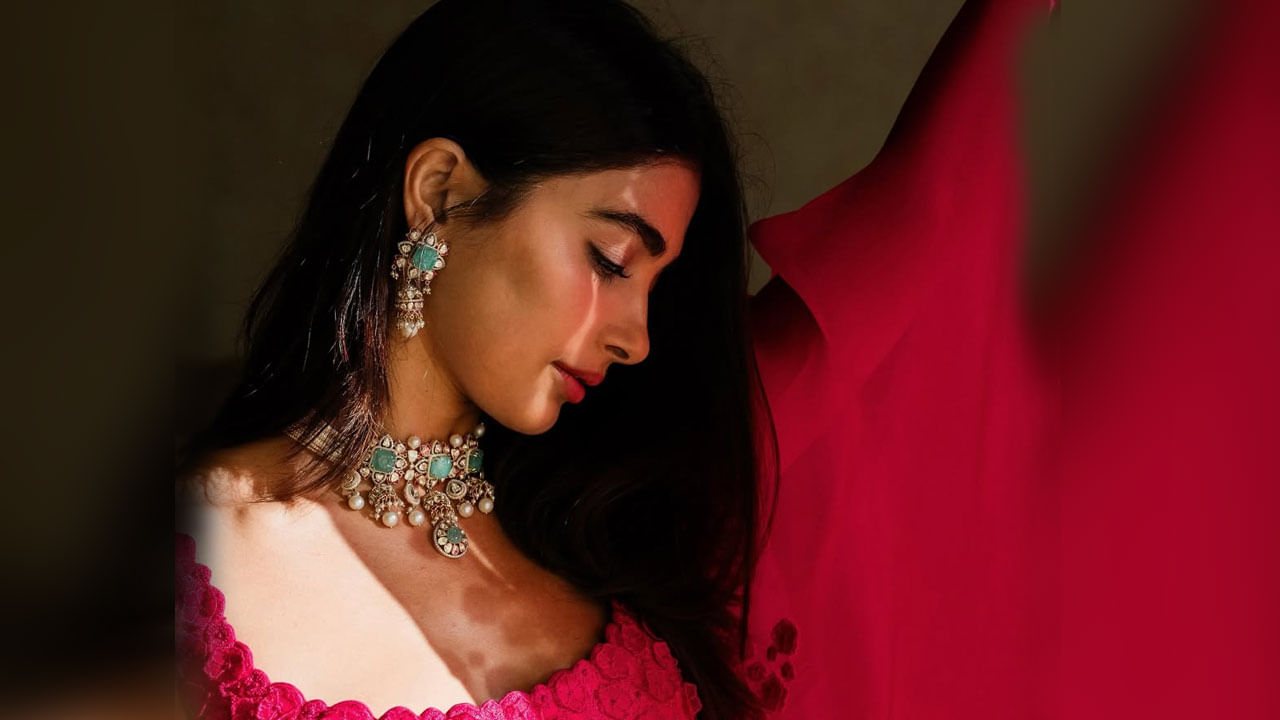 సినిమా అవకాశాలు కూడా ఈ చిన్నదానికి తగ్గిపోయాయనే చెప్పాలి. ప్రస్తుతం పూజా బాలీవుడ్ వైపు కన్నేసి అక్కడ పలు సినిమాలతో ఫుల్ బిజీ అయిపోయింది.