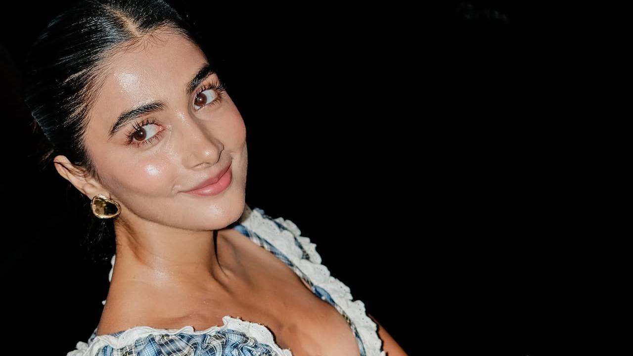 బ్యూటీ పూజా హెగ్దే గురించి ఎంత చెప్పినా తక్కువే. అందం, అభినయం ఈ ముద్దుగుమ్మ సొంతం. ఒక లైలా కోసం అంటూ టాలీవుడ్ సిల్వర్ స్క్రీన్ పైకి ఎంట్రీ ఇచ్చిన ఈ చిన్నది మొదటి సినిమాతోనే మంచి ఫేమ్ సంపాదించుకుంది. ఈ మూవీ తర్వాత ఈ అమ్మడు ముకుంద సినిమాలో ఛాన్స్ కొట్టేసి ఆ సినిమాలో గోపిక పాత్రలో నటించి, తన అందంతో టాలీవుడ్ లో తనకంటూ స్పెషల్ ఇమేజ్ ఏర్పరుచుకుంది.