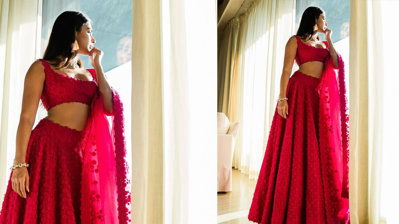 ఇక ఎప్పుడూ సోషల్ మీడియాలో చాలా యాక్టివ్‌గా బుట్టబొమ్మ తన తన లేటెస్ట్ ఫోటో షూట్స్‌తో అందరినీ ఆకట్టుకుంటుంది. తాజాగా ఈ బ్యూటీ పింక్ కలర్ లెహెంగాలో అదిరిపోయింది. రెడ్ రోస్ ఫ్లవర్‌లా కనిపిస్తూ కుర్రకారుకు గ్లామర్ ట్రీట్ ఇచ్చింది.