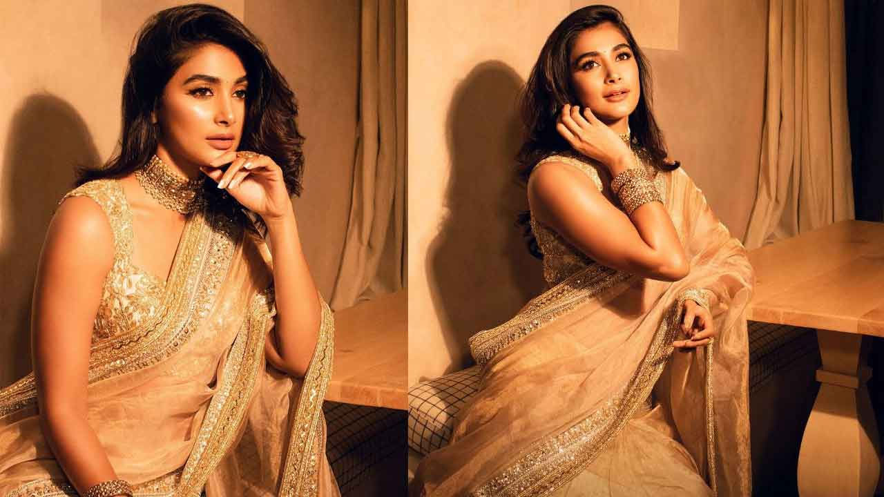 కొన్ని రోజుల పాటు చాలా సైలెంట్ అయిపోయిన ఈ బ్యూటీ ఇప్పుడిప్పుడే ఆఫర్స్ అందుకుంటుంది. ఓవైపు సినిమాలు, మరోవైపు స్పెషల్ సాంగ్స్ అంటూ బిజీ అయిపోయింది. ఎప్పుడూ సోషల్ మీడియాలో యాక్టివ్ గా ఉంటూ తన గ్లామర్ ఫొటోస్ షేర్ చేసే ఈ చిన్నది తాజాగా, పొట్టి గౌన్ లో తన అందాలతో రెచ్చిపోయింది.