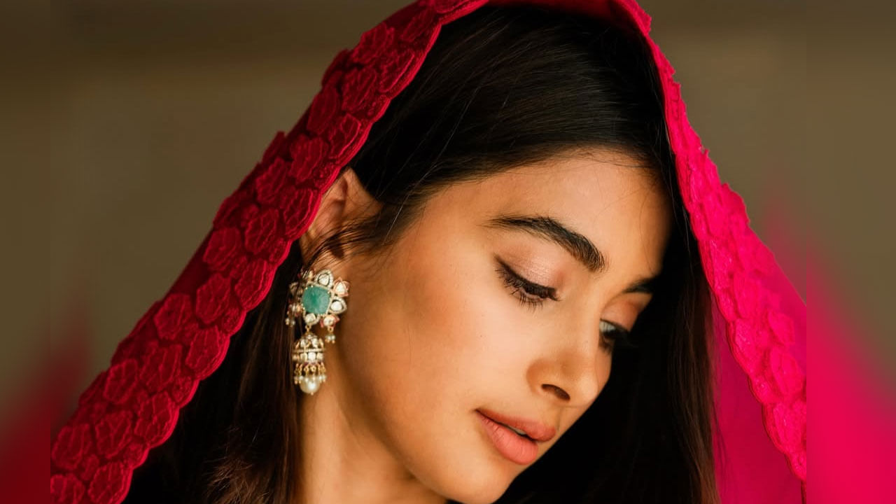 ప్రస్తుతం దీనికి సంబంధించిన ఫొటోలు నెట్టింట తెగ వైరల్ అవుతున్నాయి. దీంతో పింక్ కలర్ లవ్ ఎమోజీలను క్యాప్షన్‌గా పెడుతున్నారు ఈ ముద్దుగుమ్మ అభిమానులు.