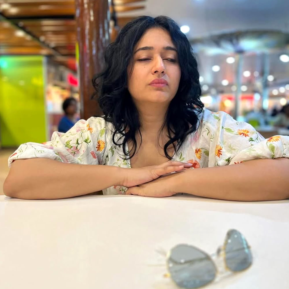 పూనమ్‌కు ఒక చెల్లెలు ఉంది, ఆమె పేరు దయా. చిన్నప్పటి నుంచి మోడలింగ్‌పై ఆసక్తి ఉన్న పూనమ్, 2005లో మిస్ పూణే టైటిల్ గెలుచుకుంది. ఆమె పూణేలోని సింబయాసిస్ ఇంటర్నేషనల్ యూనివర్సిటీ నుంచి ఇంగ్లీష్ సాహిత్యంలో డిగ్రీ పొందింది.