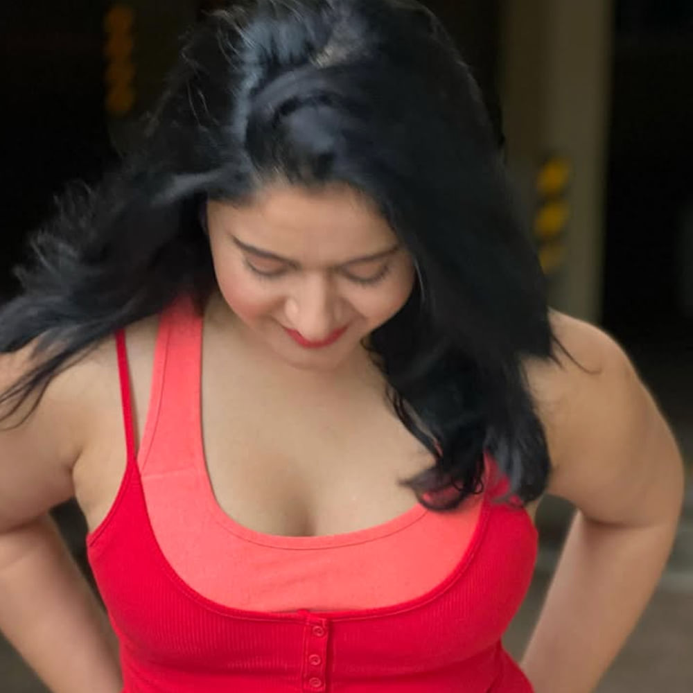 అయితే, ఆమె సోషల్ మీడియాలో చాలా యాక్టివ్‌గా ఉంటూ తన అభిమానులతో ఎప్పటికప్పుడు ఫోటోలు, విశేషాలు పంచుకుంటుంది. ఆమె వ్యక్తిగత జీవితం గురించి పెద్దగా బయటకు చెప్పనప్పటికీ, ఒక సమయంలో దర్శకుడు సునీల్ రెడ్డితో రహస్యంగా పెళ్లి జరిగినట్లు పుకార్లు వచ్చాయి, కానీ దీనిపై క్లారిటీ లేదు.  ప్రస్తుతం పూనమ్ బజ్వా సినిమాల కంటే సోషల్ మీడియాలో తన గ్లామరస్ ఫోటోలతో నెటిజన్స్ దృష్టిని ఆకర్షిస్తోంది.