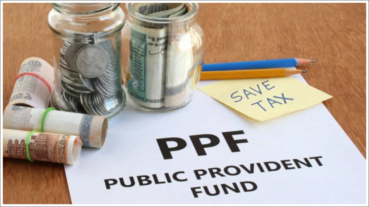 పబ్లిక్ ప్రావిడెంట్ ఫండ్ (PPF): భారతదేశంలో పీపీఎఫ్ దీర్ఘకాలిక పెట్టుబడి ఎంపిక. ఇది 80C కింద పన్ను మినహాయింపును అందిస్తుంది. రూ. 500 నుండి పెట్టుబడి ప్రారంభించవచ్చు. PPFలో ఏటా రూ. 1.5 లక్షల వరకు పెట్టుబడి పెట్టడం ద్వారా మీరు సెక్షన్ 80C కింద పన్ను మినహాయింపు పొందవచ్చు. జనవరి-మార్చి 2025 త్రైమాసికానికి పీపీఎఫ్పై వడ్డీ రేటు 7.1%.