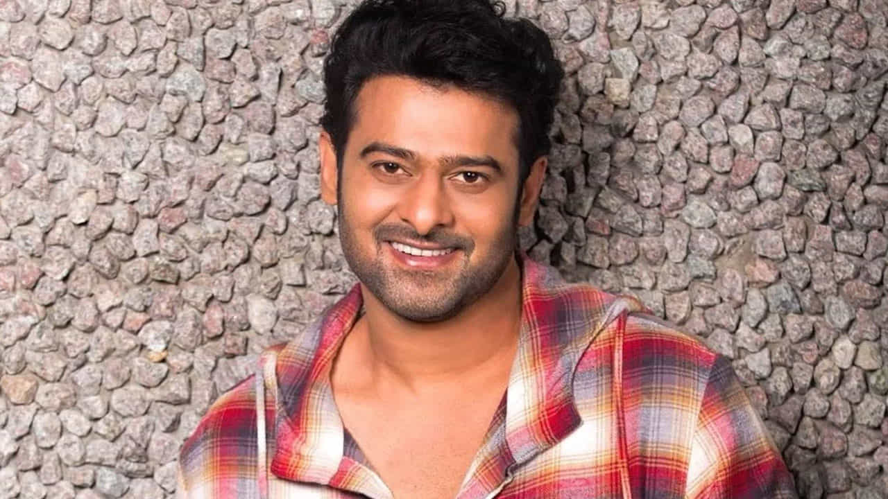 ఇంతకీ అది ఏ మూవీ అంటే? ప్రభాస్ ఇప్పటి వరకు చాలా సినిమాల్లో నటించి మంచి పేరు తెచ్చుకున్నారు. ముఖ్యంగా బాహుబలి తర్వాత ఈ హీరో క్రేజ్ పెరగడంతో ఆయన సినిమా పై మంచి హైప్ నెలకొంది.