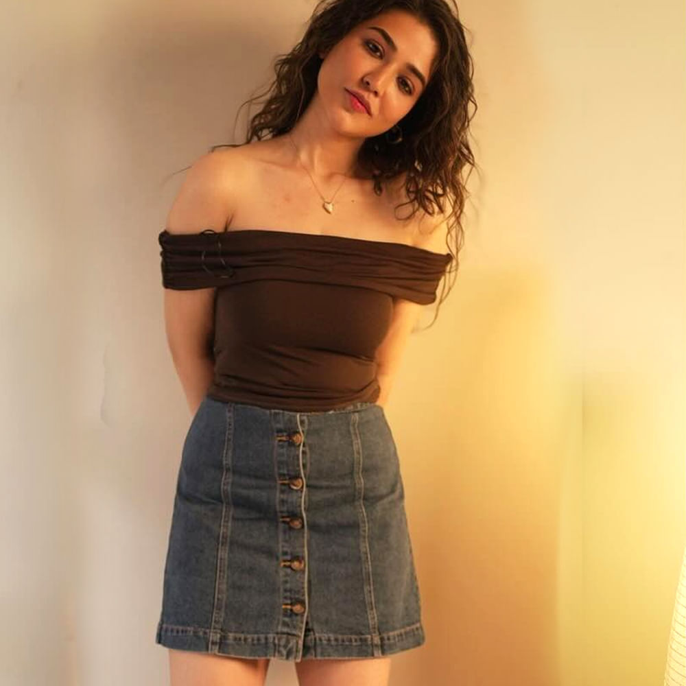 తాజాగా ప్రియాంక జవాల్కర్ సోషల్ మీడియాలో షేర్ చేసిన పిక్స్ అభిమానులను ఆకట్టుకుంటున్నాయి. ఈ అమ్మడి గ్లామరస్ ఫోటోల పై నెటిజన్స్ లైకులు వర్షం కురిపిస్తున్నారు. అలాగే క్రేజీ కామెంట్స్ చేస్తున్నారు.