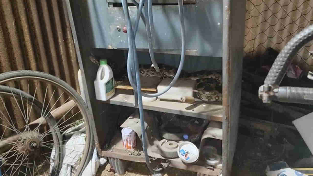 Telangana: పొద్దున్నే తన షాపుకు వెళ్లిన వ్యాపారి.. బీరువా ఓపెన్ చేయగానే వామ్మో...