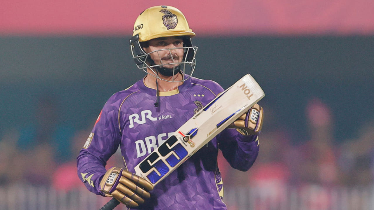 క్వింటన్ డి కాక్: రాజస్థాన్ రాయల్స్‌తో జరిగిన మ్యాచ్‌లో కోల్‌కతా నైట్ రైడర్స్ తరఫున ఓపెనర్‌గా బరిలోకి దిగిన క్వింటన్ డి కాక్ అద్భుతమైన బ్యాటింగ్‌ను ప్రదర్శించాడు. ఈ మ్యాచ్‌లో 61 బంతులు ఎదుర్కొన్న డి కాక్ 6 అద్భుతమైన సిక్సర్లు, 8 ఫోర్లతో 97 అజేయంగా పరుగులు సాధించాడు. అయితే, అతను తన సెంచరీని పూర్తి చేయలేకపోయాడు.