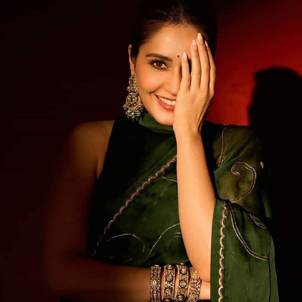 తెలుగులో వరుస సినిమాలతో అలరించిన రాశీ ఖన్నా.. ఇప్పుడు హిందీలో అవకాశాలు సొంతం చేసుకుంటుంది. ఇటీవల రాజ్ అండ్ డీకే తెరెకక్కించిన ఫర్జీ సినిమాలో కనిపించింది. అలాగే ఇటీవల ది సబర్మతి రిపోర్ట్ మూవీతో అలరించింది.