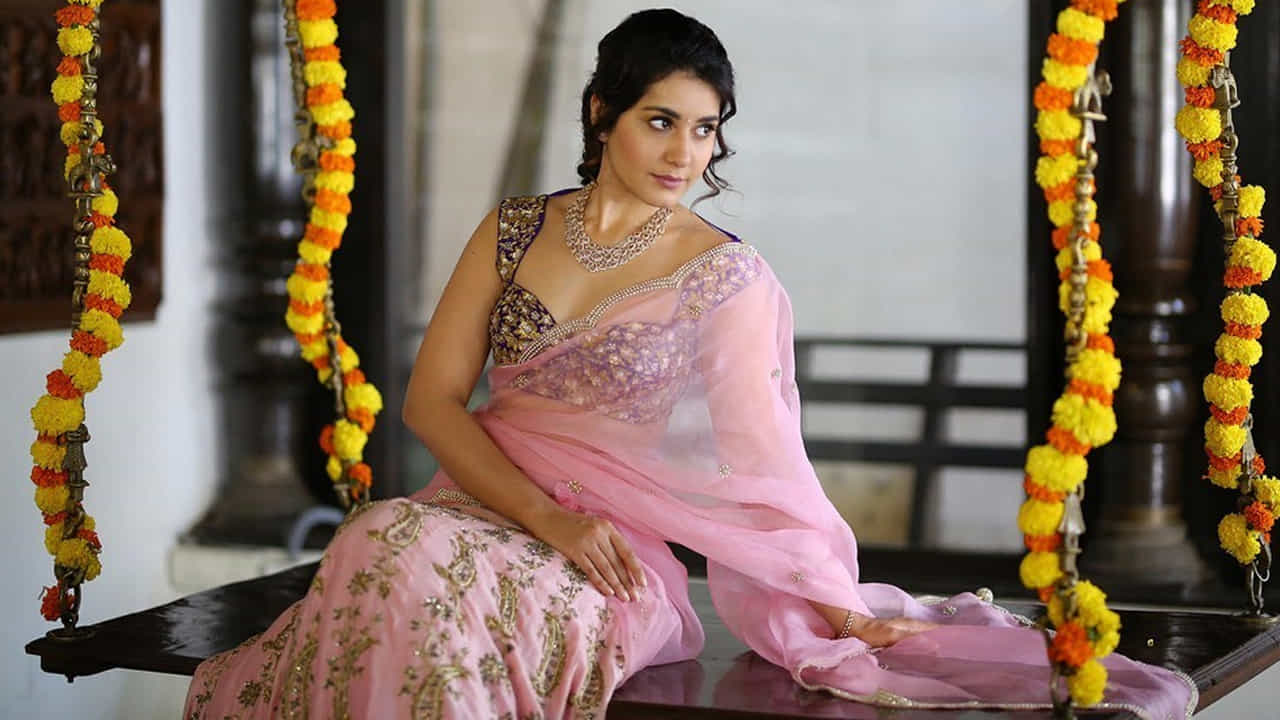 అందాల ముద్దుగుమ్మ రాశిఖన్నాకు బిర్యానీ అంటే ఎంతో ఇష్టమంటా. అలాగే చేపలు పులుసును కూడా ఎంతో ఇష్టంగా తింటానని తెలిపిన రాశి, మామిడికాయ పికిల్‌ అంటే కూడా తనకు ఇష్టమని తెలిపింది.
