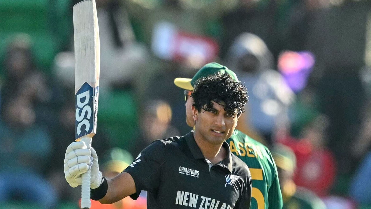 ఇప్పటి వరకు అయితే అత్యధిక పరుగులు చేసిన ఆటగాళ్ల జాబితాలో ఇంగ్లండ్‌ ఓపెనర్‌ బెన్‌ డకెట్‌ అగ్రస్థానంలో ఉన్నాడు. 3 మ్యాచ్‌ల్లో కలిపి డకెట్‌ 227 పరుగులు చేశాడు. అతని తర్వాత న్యూజిలాండ్‌ యువ సంచలనం, మన భారత సంతతికి చెందిన ఆటగాడు రచిన్‌ రవీంద్రా ఉన్నాడు. రచిన్‌ 3 మ్యాచ్‌ల్లో 226 పరుగులు చేసి సెకండ్‌ ప్లేస్‌లో ఉన్నాడు. రచిన్‌కు ఎలాగో టీమిండియాపై మంచి రికార్డ్‌ ఉండటంతో ఫైనల్‌ రెండు రన్స్‌ చేసినా డకెట్‌ను దాటేస్తాడు. కానీ మరిన్ని పరుగులు చేస్తే తన టీమ్‌లో ఉన్న ప్లేయర్లతో టీమిండియా ఆటగాళ్ల కంటే ముందు ఉంటాడు. 