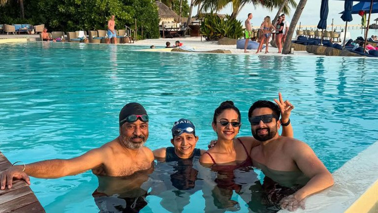 కెరటం సినిమాతో వెండితెరకు పరిచయమైన ముద్దుగుమ్మ రకుల్ ప్రీత్ సింగ్. వెంకటాద్రి ఎక్స్ ప్రెస్ సినిమాతో టాలీవుడ్‌లోకి అడుగు పెట్టింది ఈ బ్యూటీ. అనతి కాలంలోనే తన నటనతో మంచి గుర్తింపు తెచ్చుకొని వరస సినిమాలతో టాలీవుడ్‌నే షేక్ చేసింది.