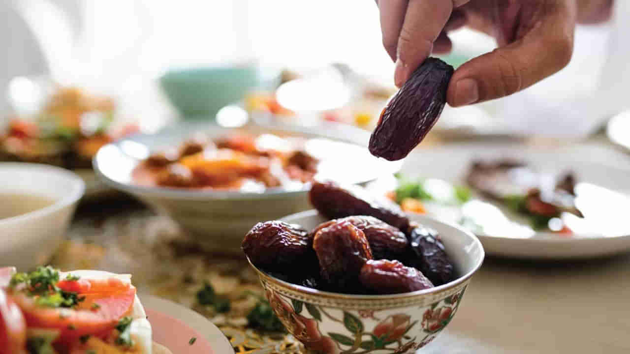 Ramadan 2025: రంజాన్ మాసంలో ఉపవాసాన్ని ఖర్జూరాలు తిని ఎందుకు విరమిస్తారో తెలుసా..