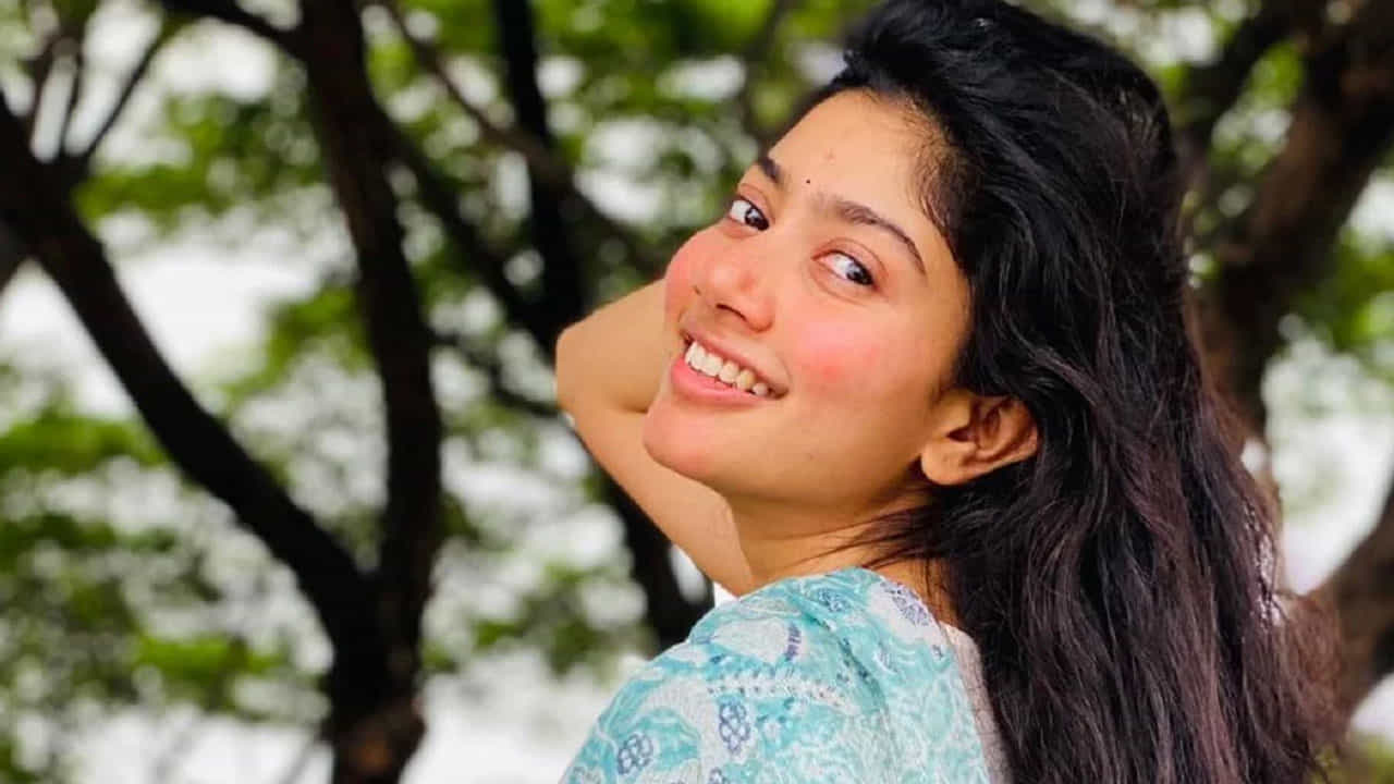 ఫిదా మూవీతో ఓవర్ నైట్ స్టార్ స్టేటస్ అందుకున్న ఈ అమ్మడు తర్వాత వరసగా స్టార్ హీరోల సినిమాలో అవకాశాలు దక్కించుకుంటూ వరస ఆఫర్స్తో దూసుకెళ్తుంది.