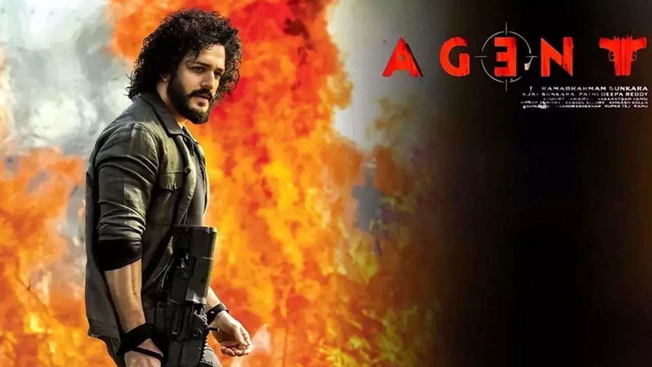 బారీ డిజాస్టర్ సినిమాల్లో అఖిల్ ఏజెంట్ మూవీ ఒకటి. అయితే మొదట ఈ సినిమాను రామ్ చరణ్ తో తీయాలనుకున్నారంట దర్శకుడు. కానీ కథ నచ్చకపోవడంతో చెర్రీ దీనిని రిజక్ట్ చేశారు. దీంతో అఖిల్ ఈ సినిమాను చేశారు. ఇక ఈ మూవీ ఎంత పెద్ద డిజాస్టర్ అయ్యిందో అందరికీ తెలుసు. అలా రామ్ చరణ్ బారీ డిజాస్టర్ నుంచి బయటపడ్డారంటున్నారు తన అభిమానులు.