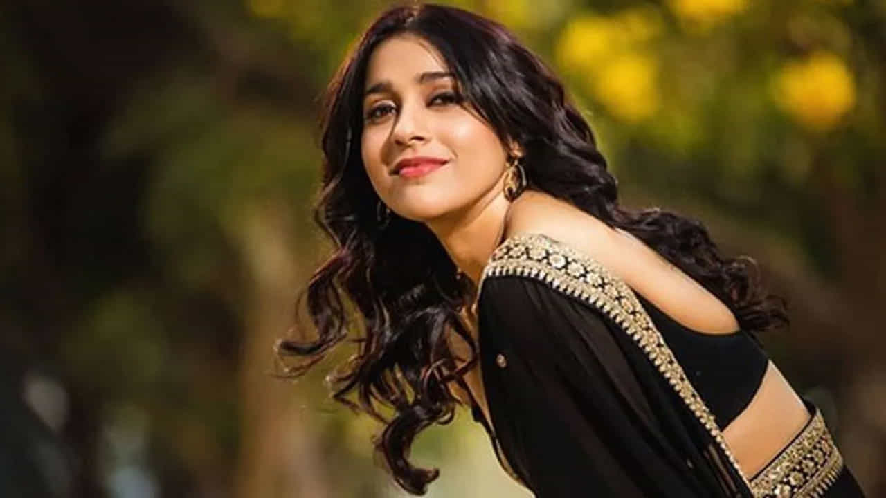 అందులో ఈ ముద్దుగుమ్మ చూడటానికి చాలా అందంగా కనిపిస్తుంది. అంతే కాకుండా సిగ్గుపడుతూ.. లవ్ సింబల్ చూపిస్తూ ఆమె ఫొటోలకు ఫోజులివ్వడంతో, సుధీర్ కోసమా అంటూ కామెంట్స్ చేస్తున్నారు ఆమె ఫ్యాన్స్.