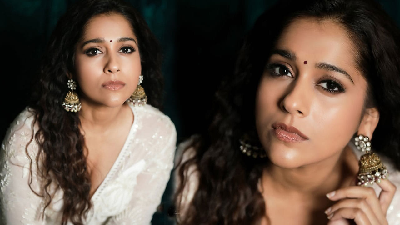 బ్యూటీ బుల్లితెర స్టార్ యాంకర్ రష్మీ గురించి ఎంత చెప్పినా తక్కువే. తన యాంకిరింగ్ నటనతో ఎంతో మంది అభిమానుల మనసు దోచుకుంది ఈ ముద్దుగుమ్మ.