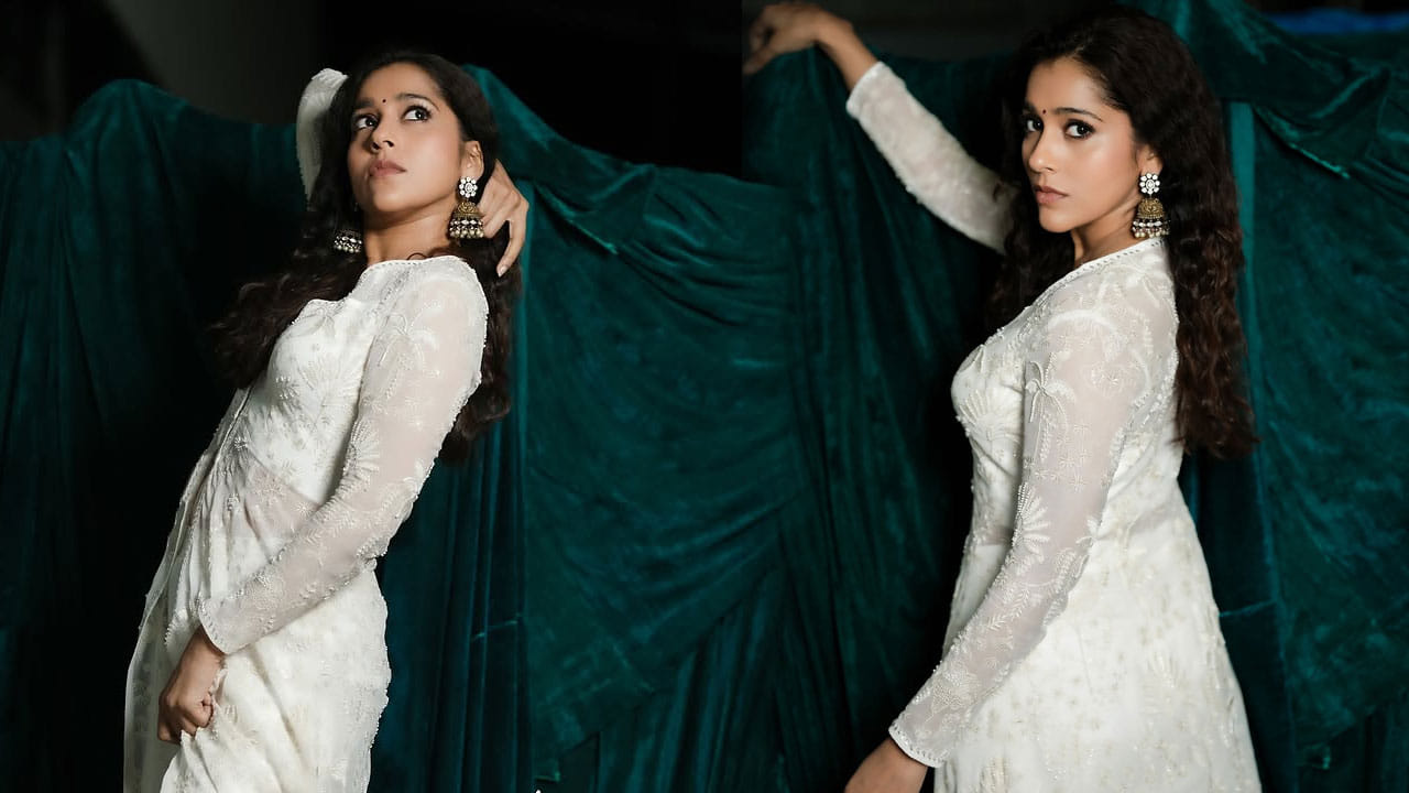 ఇక ప్రస్తుతం ఈ అమ్మడు పలు సినిమాలు, షోలు చేస్తూ ఫుల్ బిజీగా ఉంటుంది. ఓ వైపు షోస్ చేస్తూనే, మరో వైపు వరస ఫొటో షూట్స్తో అందరినీ తన వైపుకు లాక్కుంటుంది ఈ అందాల భామ.