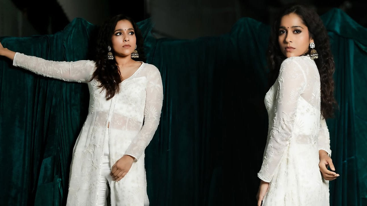 తాజాగా ఈ చిన్నది వైట్ డ్రెస్లో తన అందాలతో కుర్రకారుకు గాలం వేసింది. తెల్లటి డ్రెస్లో ఏంజెల్లా మెరిసిపోతుంది. ప్రస్తుతం దీనికి సంబంధించిన ఫొటోలు నెట్టింట తెగ వైరల్ అవుతున్నాయి.