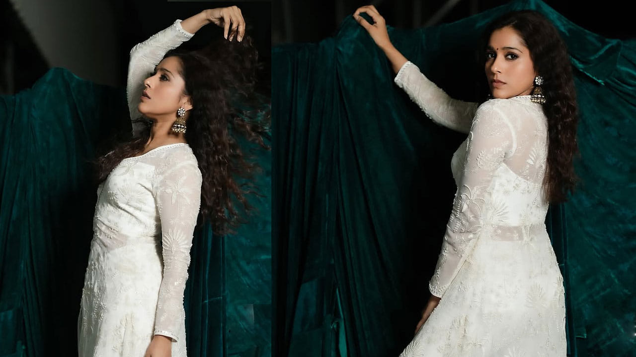 దీంతో సింపుల్గా చాలా బ్యూటిఫుల్గా ఉన్నావు రష్మీ అంటూ తన అభిమానులు సోషల్ మీడియాలో కామెంట్ల వర్షం కురిపిస్తున్నారు.