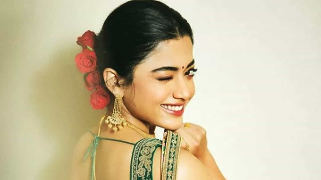 నేషనల్ క్రష్‌ రష్మికకు నెయ్యితో వేసిన దోశ అంటే ఎంతో ఇష్టమని తెలిపింది. ఇంట్లో ఎవరూ లేని సమయంలో తానే స్వయంగా దోసెలు వేసుకొని తింటానని తన అభిరుచి తెలిపింది ఈ ముద్దుగుమ్మ.