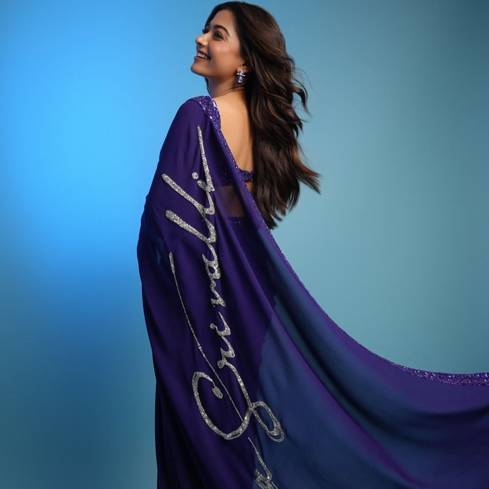 ఇప్పుడీ రికార్డ్ రష్మిక బద్ధలు కొట్టేసారు. పుష్ప 2, యానిమల్ సినిమాలు హిందీలో 500 కోట్లకు పైగానే వసూలు చేసాయి.. తాజాగా ఛావాతో మూడో 500 కోట్ల వైపు అడుగేస్తున్నారు ఈ బ్యూటీ.