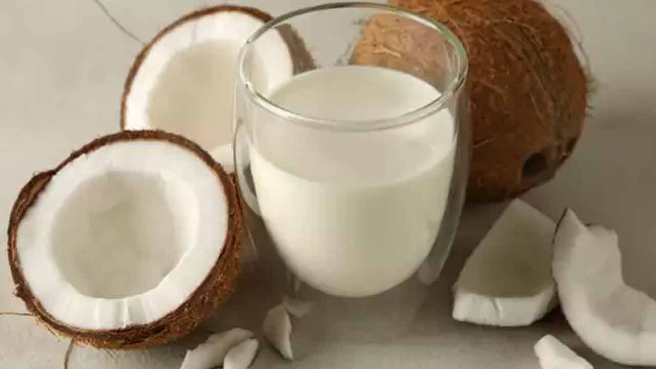 పచ్చి కొబ్బరి తినడం వల్ల గుండె ఆరోగ్యం మెరుగుపడుతుంది. మన గుండె ఆరోగ్యానికి కావలసిన ఆరోగ్యకరమైన కొవ్వులు పచ్చికొబ్బరిలో పుష్కలంగా ఉంటాయి. కొలెస్ట్రాల్ స్థాయిలను మెరుగుపరచడంలో పచ్చికొబ్బరి ఎంతగానో సహాయపడుతుంది. ఇది మన గుండె ఆరోగ్యాన్ని కాపాడుతుంది. 