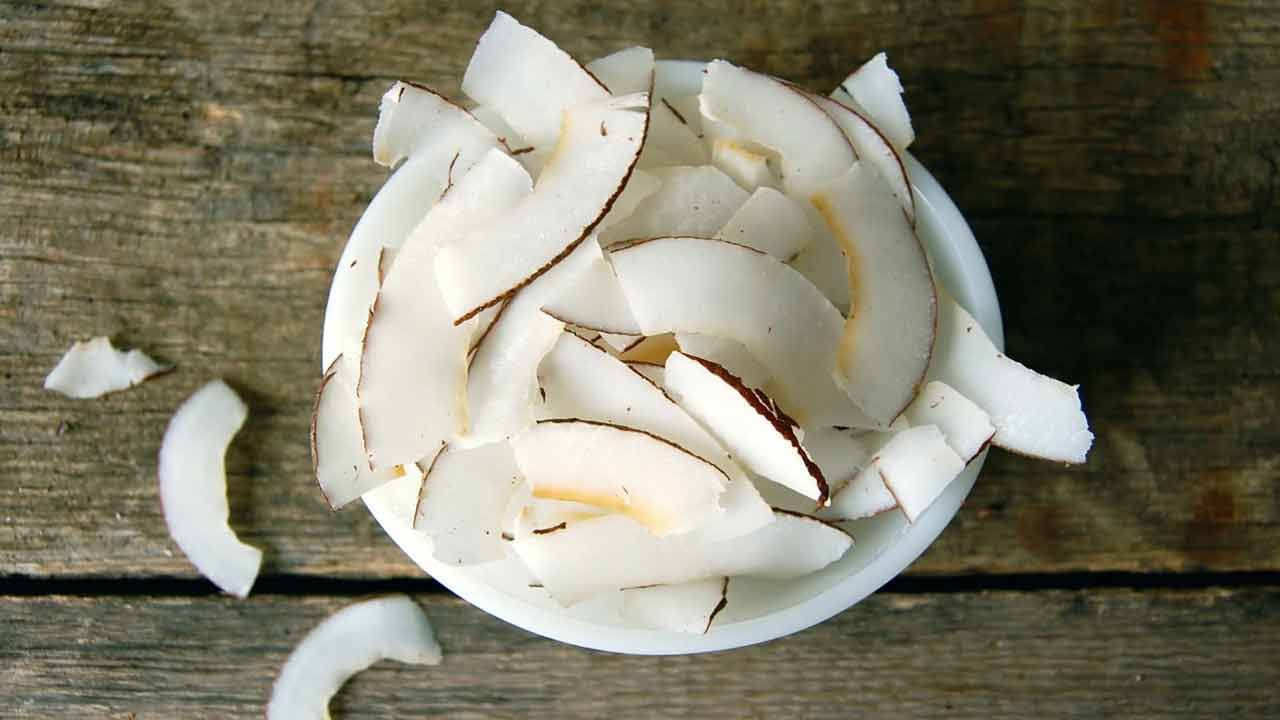 పచ్చి కొబ్బరిలో ఉండే యాంటీ ఆక్సిడెంట్ శరీరంలోని వ్యర్థాలను బయటకు పంపి శరీర జీవ ప్రక్రియను మెరుగుపరుస్తాయి.పచ్చికొబ్బరిని ఎక్కువగా తినడం వల్ల శరీరానికి కావలసిన శక్తి అందుతుంది. కొబ్బరిలో ఉండే పోషకాలు మన శరీరంలోని అవయవాలు చురుగ్గా పనిచేయడానికి దోహదం చేస్తాయి.