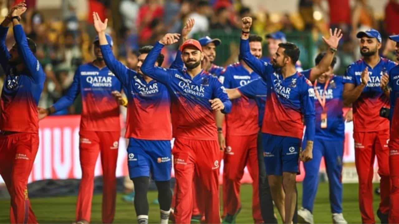 ఐపీఎల్ చరిత్రలో అత్యల్ప స్కోరు విరాట్ కోహ్లీ నాయకత్వంలోని రాయల్ ఛాలెంజర్స్ బెంగళూరు పేరిట నమోదైంది. 2017 సీజన్‌లో KKRతో జరిగిన మ్యాచ్‌లో RCB జట్టు 9.4 ఓవర్లలో కేవలం 49 పరుగులకే ఆలౌట్ అయింది.
