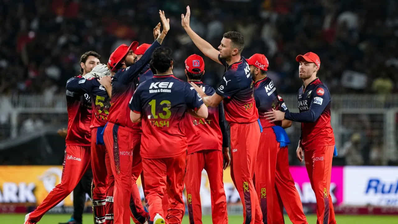 ఈ సమయంలోనే సుయాష్‌ శర్మ వద్దకు వెళ్లిన కోహ్లీ, అతన్ని మోటివేట్‌ చేసే ప్రయత్నం చేశాడు. జట్టులో ఒక పెద్ద దిక్కుగా ఉన్న ఆటగాడు.. ఏం పర్వాలేదు. క్యాచ్‌ మిస్‌ అయినంత మాత్రం అంత టెన్షన్‌ పడకు, ఛాన్సులు మళ్లీ వస్తాయి.. గేమ్‌లో పొరపాట్లు జరుగుతూ ఉంటాయంటూ సుయాష్‌ను నార్మల్‌ చేసే ప్రయత్నం చేశాడు కోహ్లీ. ఈ సీన్స్‌ చూసి.. కోహ్లీపై అభిమానులు ప్రశంసలు కురిపిస్తున్నారు. 
