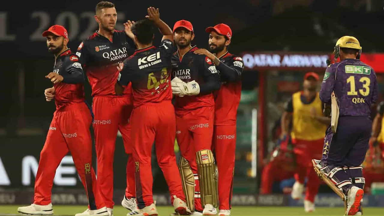 ఫిల్‌ సాల్ట్‌తో కలిసి ఇన్నింగ్స్‌ మొదలుపెట్టిన కోహ్లీ.. 36 బంతుల్లో 4 ఫోర్లు, 3 సిక్సులతో 59 పరుగులు చేసి నాటౌట్‌గా నిలిచాడు. ఈ రన్స్‌తో కోల్‌కతా నైట్‌ రైడర్స్‌పై విరాట్‌ వేయి పరుగుల మైలురాయిని కూడా దాటేశాడు. అయితే కేవలం బ్యాటర్‌గా మాత్రమే కాదు.. ఒక సీనియర్‌ ప్రోగా కోహ్లీ తన పాత్రను సమర్థవంతంగా పోషించాడు. 
