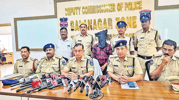 Telangana: పైకి చూసి సాదాసీదా పిక్ పాకెటర్ అనుకునేరు.. అసలు స్టోరీ తెలిస్తే కళ్లు తేలేస్తారు