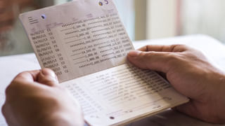 Viral: విమానం దిగిన ప్రయాణీకుల్లో ఇద్దరు తేడాగా కనిపించారు.. ఆపి చెక్ చేయగా