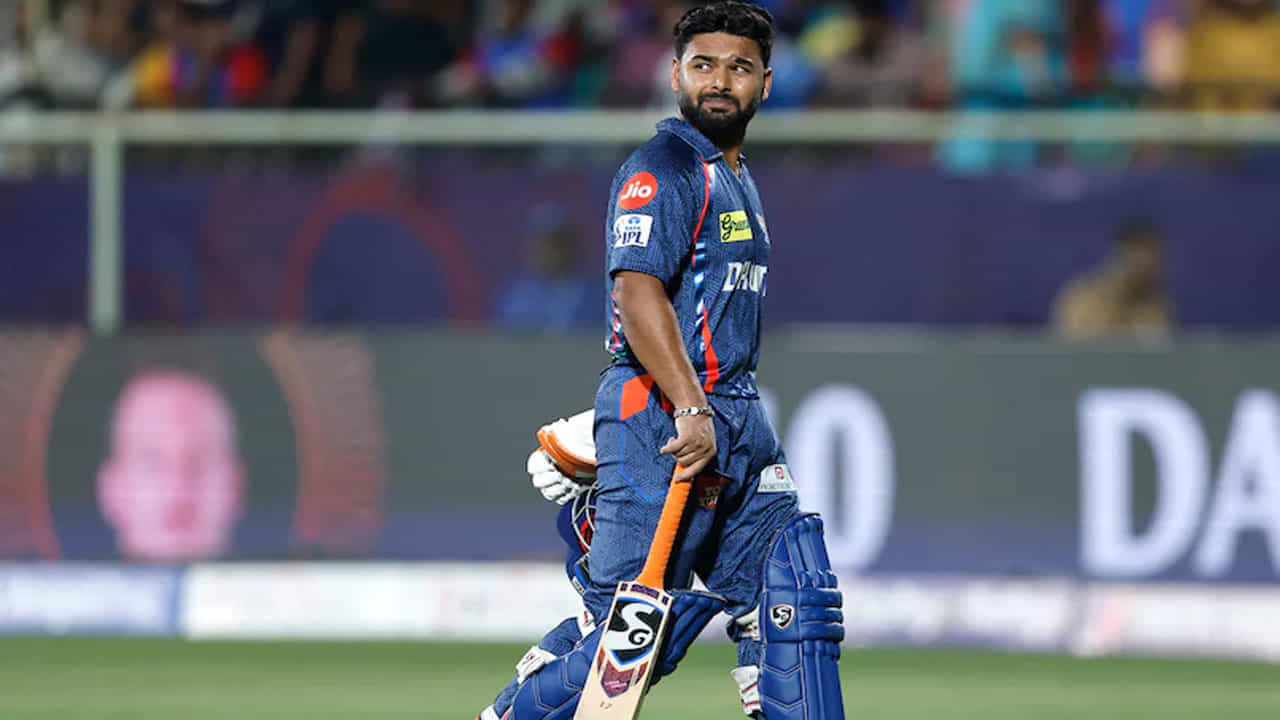 Rishabh Pant out for duck on captaincy Debut for Lucknow: ఐపీఎల్ చరిత్రలో అత్యంత ఖరీదైన ఆటగాడిగా నిలిచిన స్టార్ వికెట్ కీపర్-బ్యాట్స్మన్ రిషబ్ పంత్ లక్నో సూపర్ జెయింట్స్ తరపున అరంగేట్రం అంతగా కలిసిరాలేదు. ఐపీఎల్ 2025 మెగా వేలంలో రూ.27 కోట్ల భారీ మొత్తాన్ని పొందిన రిషబ్ పంత్, కొత్త సీజన్ తొలి మ్యాచ్లోనే విఫలమయ్యాడు. తన మునుపటి జట్టు ఢిల్లీ క్యాపిటల్స్తో జరిగిన మ్యాచ్లో పంత్ ప్రదర్శన చాలా దారుణంగా మారంది. అతని ఐపీఎల్ కెరీర్లో తొలిసారిగా అతను ఖాతా తెరవలేకపోయాడు. అయినప్పటికీ, గౌతమ్ గంభీర్ రికార్డును మాత్రం బద్దలు కొట్టలేకపోయాడు.