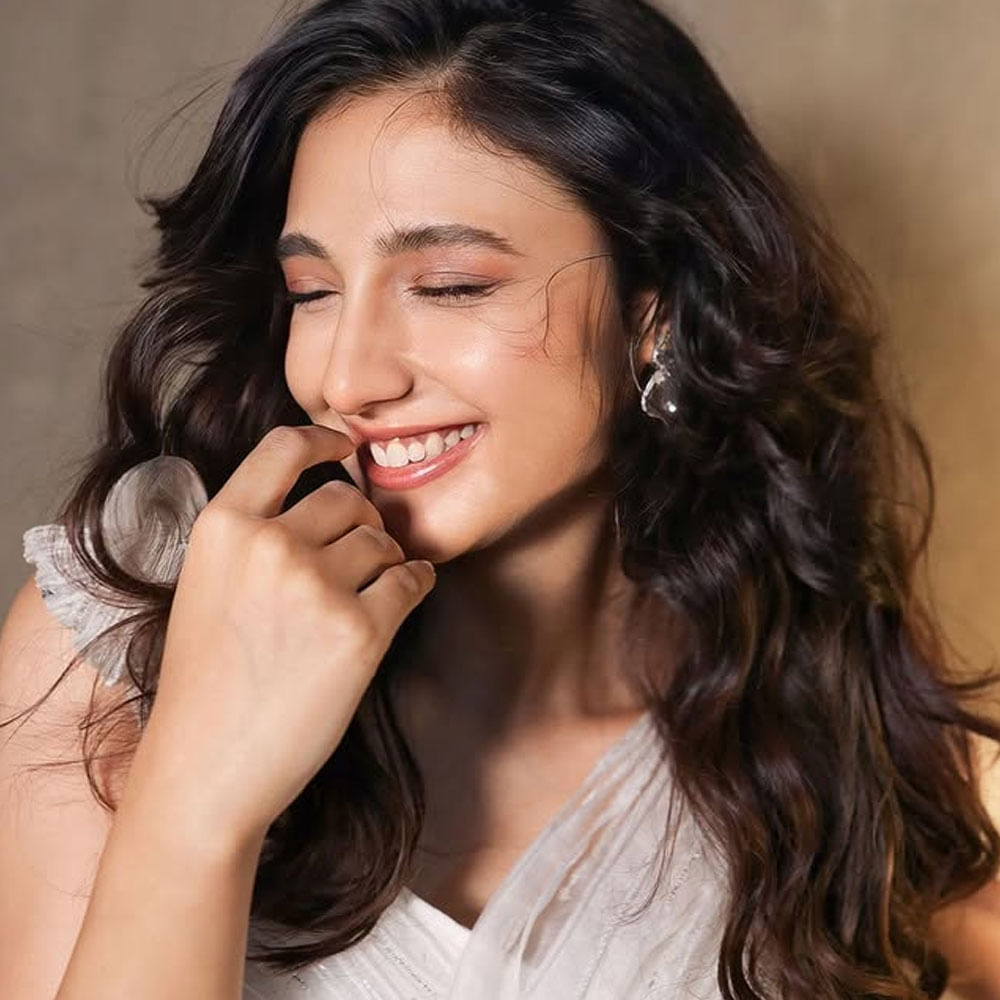 ప్రస్తుతం టాలీవుడ్ ఇండస్ట్రీలో జోరు మీద దూసుకుపోతుంది హీరోయిన్ రితికా నాయక్. ఇప్పుడిప్పుడే తెలుగులో వరుస ఆఫర్స్ అందుకుంటూ బిజీగా ఉంది. ఈ అమ్మడుకు మరిన్ని ఆఫర్స్ రావడం ఖాయమని తెలుస్తోంది. 