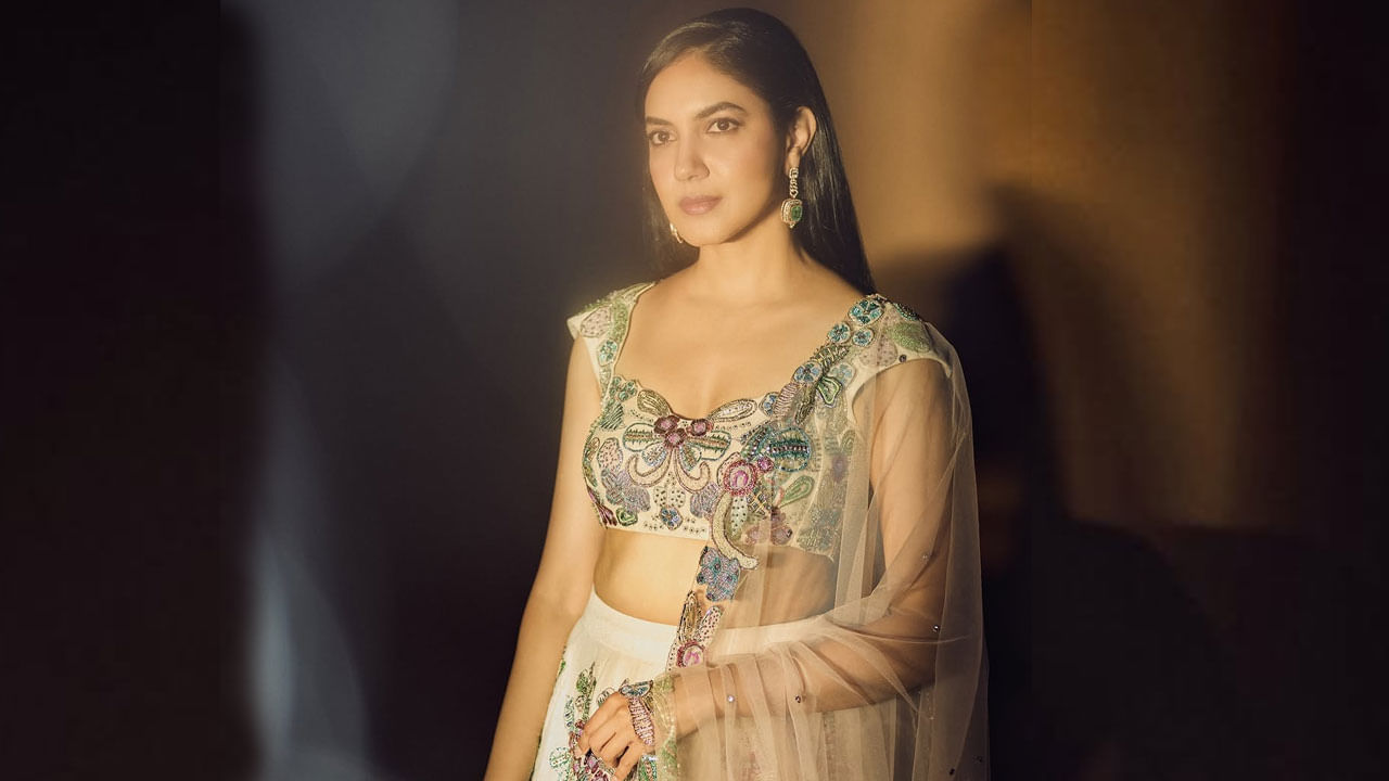 రీతూ వర్మ చైల్డ్ ఆర్టిస్ట్‌గా కెరీర్ మొదలు పెట్టి ఇప్పుడు టాలీవుడ్ క్రేజీ హీరోయిన్‌గా తన సత్తా చాటుతోంది. బాద్ షా మూవీలో ఈ అమ్మడు కాజల్‌కి చెల్లి పాత్రలో నటించి మంచి ఫేమ్ సంపాదించుకుంది. అంతే కాకుండా పలు సినిమాల్లో సైడ్ క్యారెక్టర్స్ చేసింది.