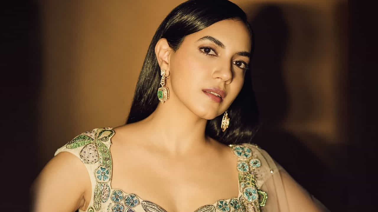 తర్వాత పెళ్లి చూపులు మూవీలో విజయ్ దేవరకొండ సరసన హీరోయిన్‌గా చేసి తెలుగు అభిమానుల మనసు గెలుచుకుంది ఈ ముద్దుగుమ్మ. దీంతో ఈ అమ్మడుకు వరసగా అవకాశాలు రావడం మొదలు పెట్టాయి.  తెలుగు, తమిళం ఇలా చాలా భాషల్లో ఈ బ్యూటీ సినిమాలు చేస్తూ ఫుల్ బిజీ అయిపోయింది.
