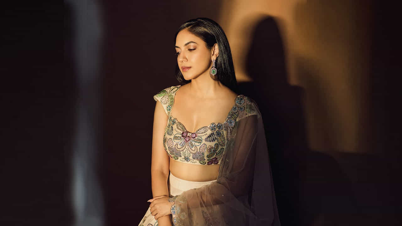 రీసెంట్‌గా మజాకా మూవీతో తెలుగు అభిమానుల ముందుకు వచ్చిన ఈ అమ్మడు, మూవీ డిజాస్టర్ అయినా రీతూ వర్మకు మాత్రం మంచి మార్కులే పడ్డాయి. ఈ సినిమాలో ఈ బ్యూటీ తన గ్లామర్‌తో అందరినీ ఆకట్టుకుంది.