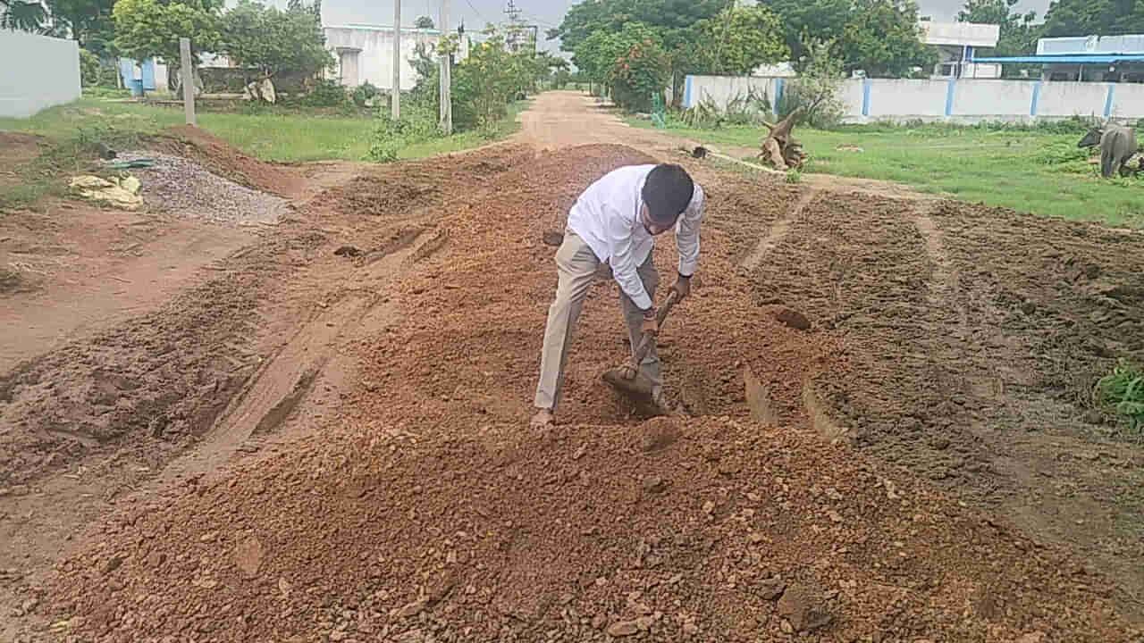 Viral: ఆ ప్రాంతంలో శుభ్రం చేస్తుండగా ఏదో రాయి మాదిరిగా పారకు తగిలింది.. తవ్వి చూడగా..