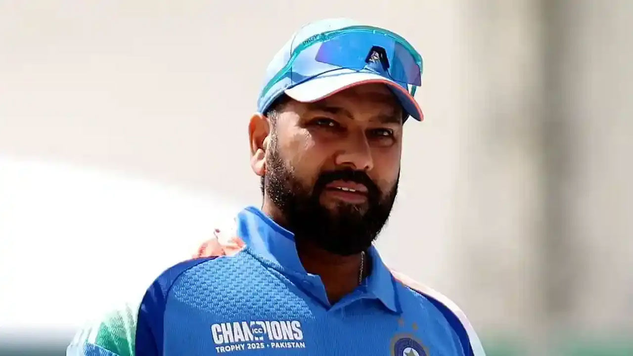 Rohit Sharma: దుబాయ్ ఇంటర్నేషనల్ స్టేడియంలో జరిగే ఛాంపియన్స్ ట్రోఫీ 2025 ఫైనల్లో న్యూజిలాండ్‌తో తలపడేందుకు భారత్ సిద్ధంగా ఉంది. రోహిత్ శర్మ ఏడాది కంటే తక్కువ వ్యవధిలో తన రెండవ ఐసీసీ ట్రోఫీని గెలుచుకోవాలని చూస్తున్నాడు. అయితే, దీని కోసం మొత్తం బృందం కృషి చేయాల్సి ఉంటుంది. టోర్నమెంట్‌లో ఇప్పటివరకు రోహిత్ శర్మ బ్యాటింగ్‌తో మంచి ప్రదర్శన ఇవ్వలేదు. అయితే, టైటిల్ పోరులో తన బ్యాట్ పవర్‌ని చూపించాలనుకుంటున్నాడు. ఈ మ్యాచ్‌లో రోహిత్ కూడా చరిత్ర సృష్టించడానికి సిద్ధంగా ఉన్నాడు. 79 పరుగులు చేయడం ద్వారా, అతను ప్రపంచంలోనే ఒక ప్రత్యేకమైన ఘనత సాధించిన మొదటి ఆటగాడిగా మారవచ్చు.