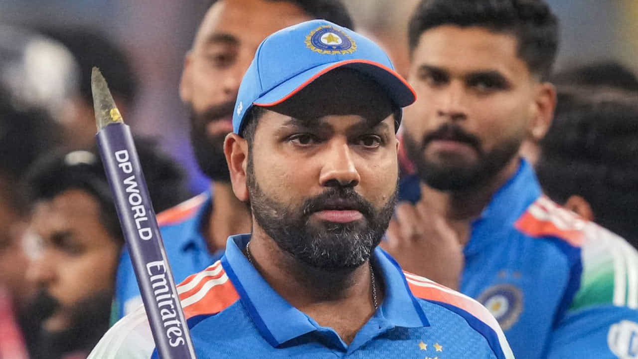 Rohit Sharma Retirement: భారత క్రికెట్ జట్టు కెప్టెన్ రోహిత్ శర్మ 2025 ఐసీసీ ఛాంపియన్స్ ట్రోఫీ తర్వాత తన భవిష్యత్తు ప్రణాళికల గురించి కీలక ప్రకటన చేశాడు. ఫైనల్ గెలిచిన తర్వాత, తన రిటైర్మెంట్ గురించి ఊహాగానాలు వినిపించాయి. రోహిత్ తనదైన శైలిలో నేను ఈ ఫార్మాట్ నుంచి రిటైర్ కాబోనని బదులిచ్చాడు. కేవలం పుకార్లు వ్యాపించకుండా చూసుకోవడానికి ఇలాంటి సమాధానం ఇచ్చాడని భావించారు. అయితే, భవిష్యత్తు ప్రణాళికలు లేవని, జరిగే వాటిని ఆపలేమంటూ చెప్పుకొచ్చాడు.