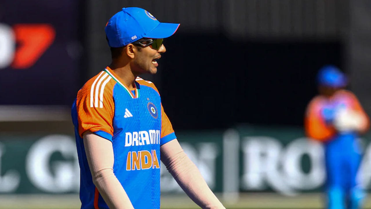 Shubman Gill Key Statement on Rohit Sharma Retirement: రోహిత్ శర్మ రిటైర్ అవుతాడా లేదా? ఛాంపియన్స్ ట్రోఫీ ఫైనల్ రోహిత్ శర్మ చివరి మ్యాచ్ అవుతుందా? ఈ ప్రశ్నలు ప్రతి క్రికెట్ అభిమాని మదిలో నెలకొన్నాయి. ఇప్పుడు ఈ ప్రశ్నకు జట్టు వైస్ కెప్టెన్ శుభ్‌మాన్ గిల్ సమాధానం ఇచ్చాడు. రోహిత్ శర్మ రిటైర్ అవుతారా అని దుబాయ్‌లో జరిగిన విలేకరుల సమావేశంలో శుభ్‌మాన్ గిల్‌ను అడిగారు. ఈ ప్రశ్నకు గిల్ ఏమన్నాడంతో ఓసారి చూద్దాం.. రోహిత్ రిటైర్మెంట్ గురించి డ్రెస్సింగ్ రూమ్‌లో ఎలాంటి చర్చ జరగలేదని శుభ్‌మాన్ గిల్ చెప్పుకొచ్చాడు. రోహిత్ దాని గురించి ఆలోచిస్తాడని తాను అనుకోనని గిల్ తెలిపాడు.