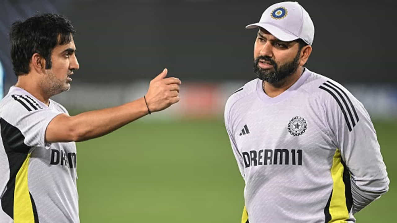 ఇంగ్లాండ్ తో జరిగే టెస్ట్ సిరీస్ లో రోహిత్ శర్మ టీమిండియా కెప్టెన్ గా కొనసాగనున్నాడు. జూన్ 20న ప్రారంభమయ్యే ఈ సిరీస్ కు కొత్త కెప్టెన్ ను ఎంపిక చేయడంలో బీసీసీఐ తడబడుతున్నట్లు సమాచారం. దీంతో హిట్మ్యాన్కు మరో అవకాశాన్ని అందించనున్నట్లు వార్తలు వినిపిస్తున్నాయి.